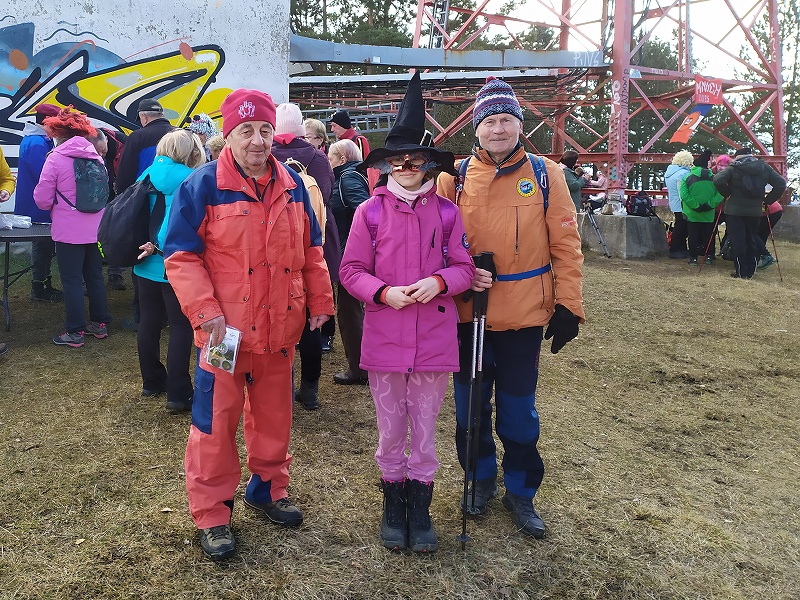 2.jpg - Števo Hudák na Mníchu 660m v spoločnosti Paľka Siteka (naľavo) a nemenovanej, ale krásnej zamaskovanej dievčiny. To bol fototermín číslo jeden v rámci fašiangového výstupu na tento krtinec.