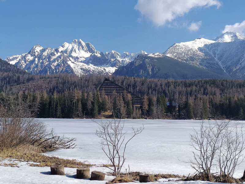 6.jpg - Prechádzku okolo Štrbského Plesa sme uskutočnili ešte za "modrej oblohy". Netrvalo to však dlho. Na obzore snáď najpohľadnejší štít Vysokých Tatier - Vysoká 2.547m. Celkom vpravo je pod malým obláčikom Končistá 2.535m.