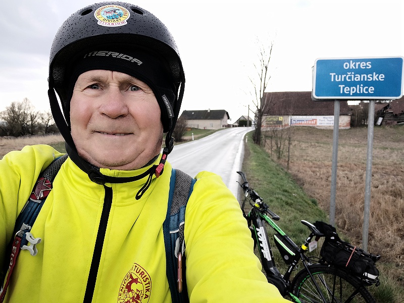 6.jpg - Keď pri obci Moškovec prechádzam hranicu našich turčianskych okresov, dokonca začína strašiť dáždik. Našťastie je taký, nazval som ho "priateľským". Také mám celkom rad. Fototermín: Števo Hudák sa o chvíľu ocitne v okrese Turčianske Teplice.